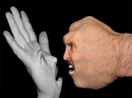 Voz alta y mirada intimidante